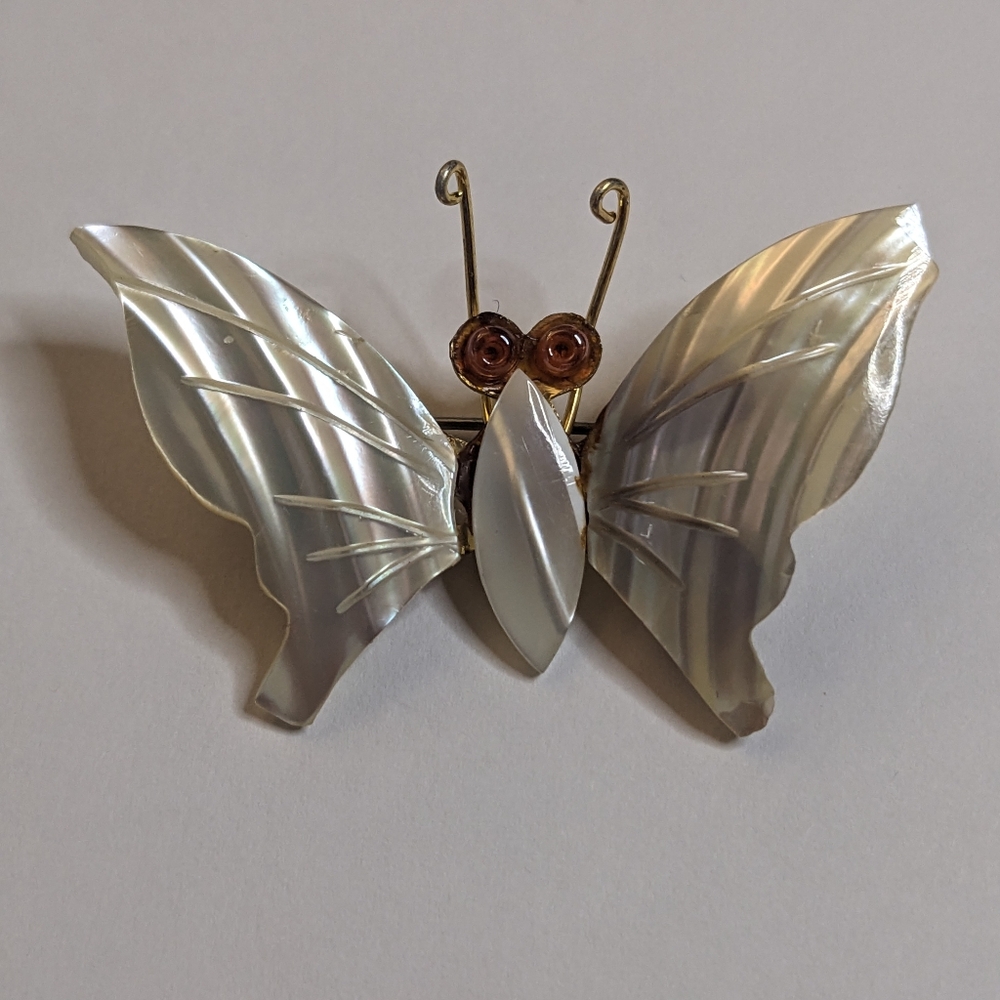 Vintage Carved‎ Mother of Pearl Butterfly Brooch Gold Tone Pin